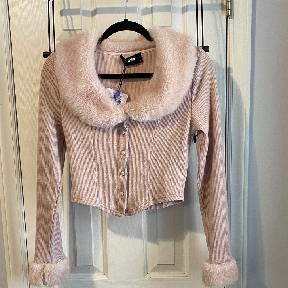 FAUX FUR COLLAR LONG SLEEVE RIB CURVED HEM BUTTON TOP, sz. S